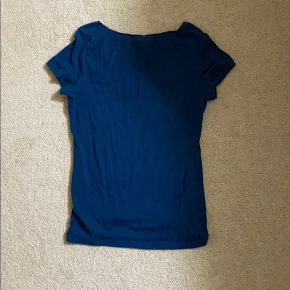 A basic v-neck fitted tee - Picture 2 of 2